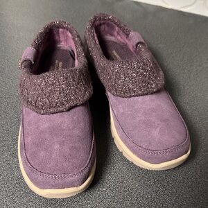 Ladies Skechers Easy Going Suede Clogs in Plum